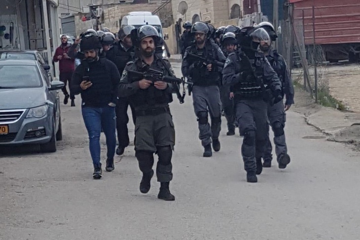 اعتقال شاب ووالده خلال اقتحام مخيم شعفاط في القدس