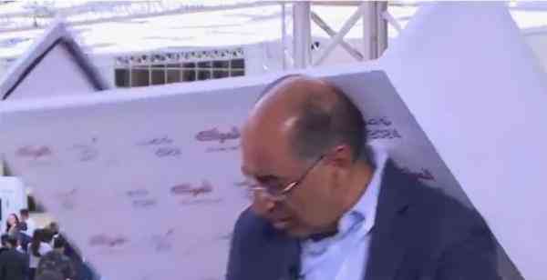 لوحة تسقط على رأس وزير اسبق خلال لقاء تلفزيوني
