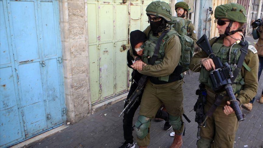 قوات العدو تعتقل 10 فلسطينيين في سلفيت.. اعتداء وحشي على شاب ونقله للمستشفى