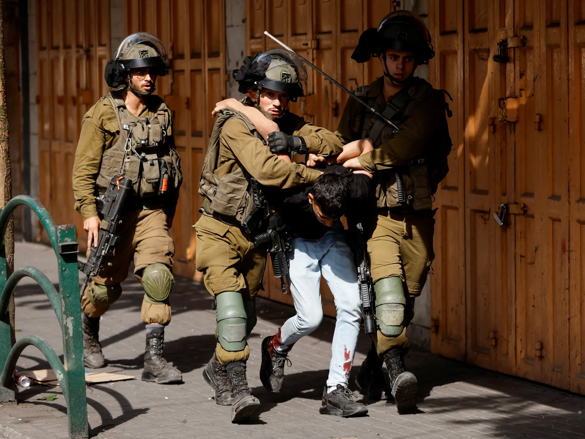 قوات العدو تعتقل 30 فلسطينيًا.. حملة اعتقالات واسعة في الضفة الغربية