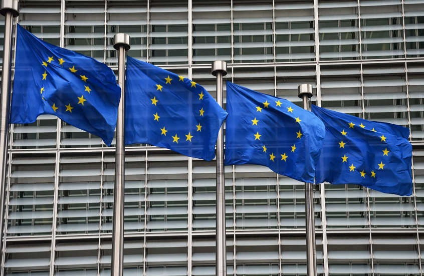 "بوليتيكو": 3 دول أوروبية تعيق طموحات فون دير لاين في تسليح أوكرانيا وأوروبا