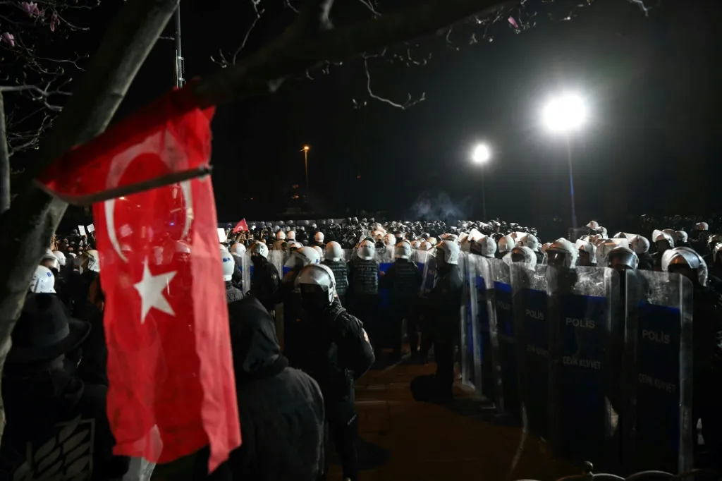 الاحتجاجات تتواصل بتركيا .. وأردوغان يلمح إلى فساد جديد بالمعارضة