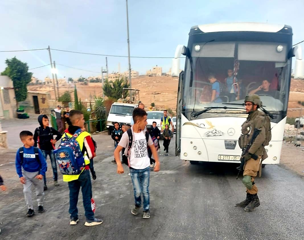 مستعمر يعتدي على مركبة طلاب ويمنعهم من الوصول لمدارسهم شرق يطا
