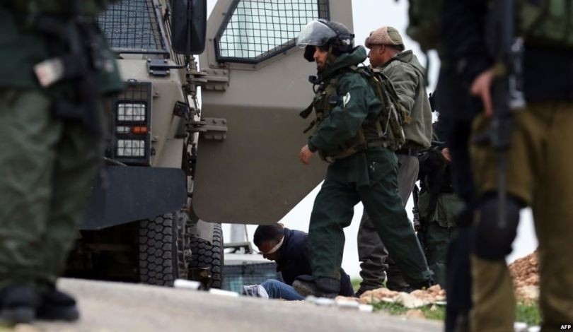 جيش الاحتلال يعتقل شقيقين ويحتجز 30 مواطنًا في سلفيت ويعزز إجراءاته القمعية