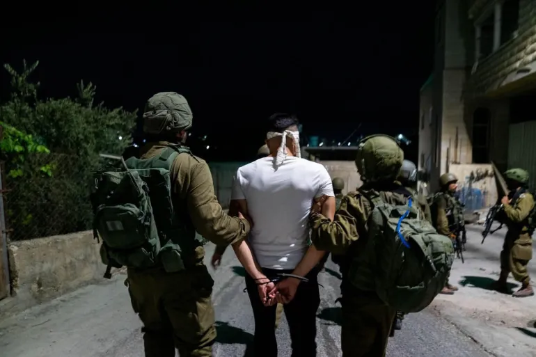 جيش الاحتلال يعتقل 3 فلسطينيين ويهدم خيامًا في رام الله