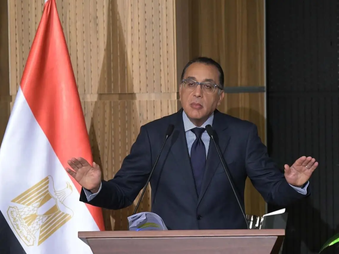 رئيس الوزراء المصري يؤكد أن رفع أسعار الوقود جزء حذر من خطة الإصلاح الاقتصادي