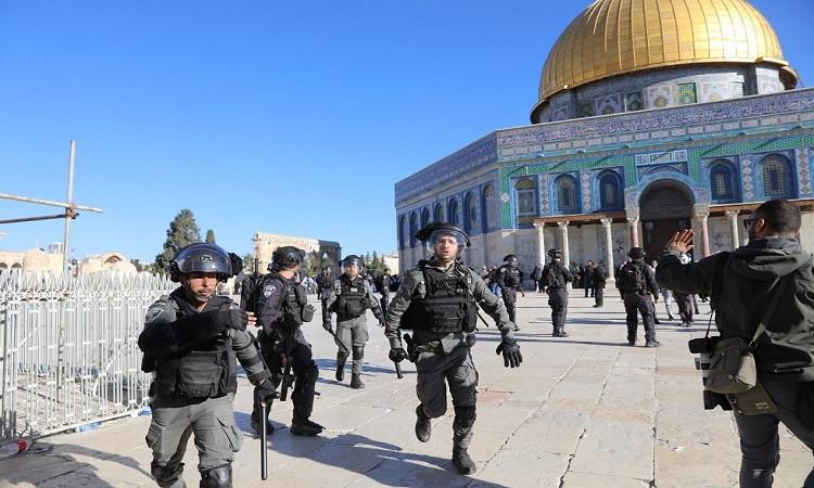 قوات الاحتلال تعتدي على مصلين وتمنع الوصول إلى منازل بالقدس المحتلة