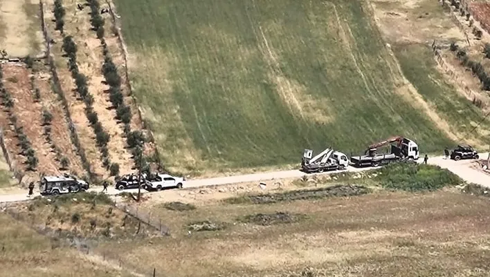 مستوطنون يستولون على معدات و3 شاحنات بحماية الاحتلال في بيت دجن