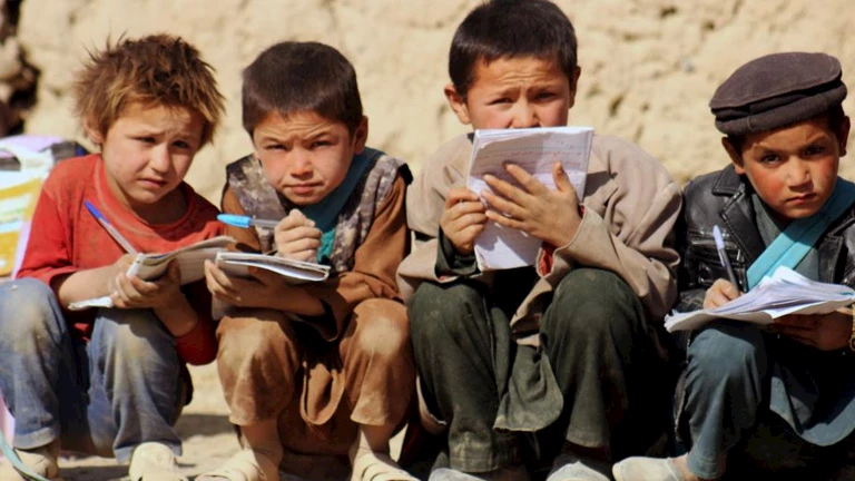 باكستان ترحل نحو 50 ألف طفل أفغاني خلال 15 يومًا وسط مخاوف من تفكك الأسر