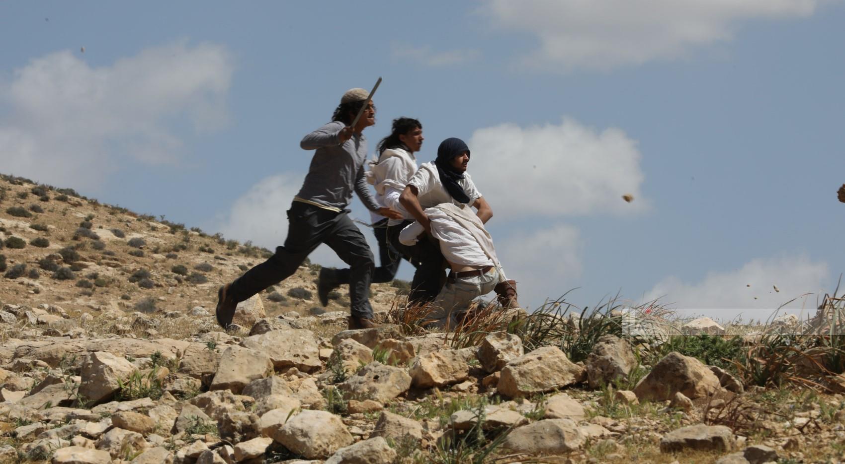مستعمرون يقتحمون أراضي الفلسطينيين بمسافر يطا ويعتدون على السكان