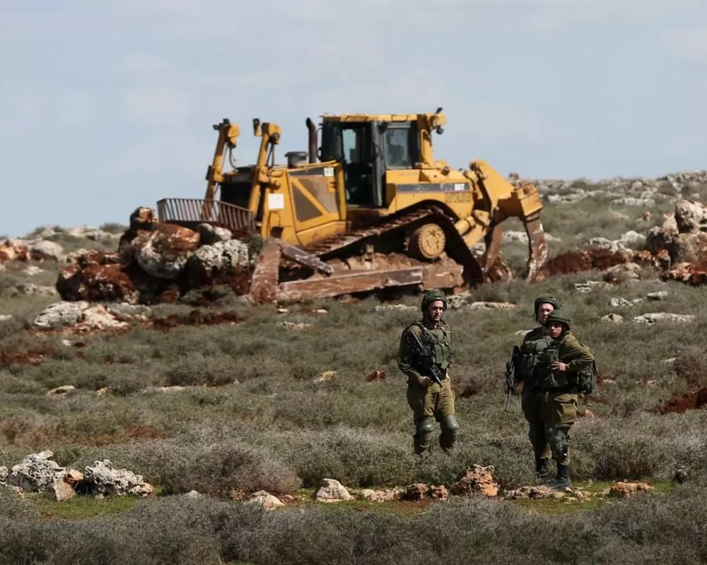 مستعمرون يجرفون أراضي الفلسطينيين في أم صفا قرب رام الله
