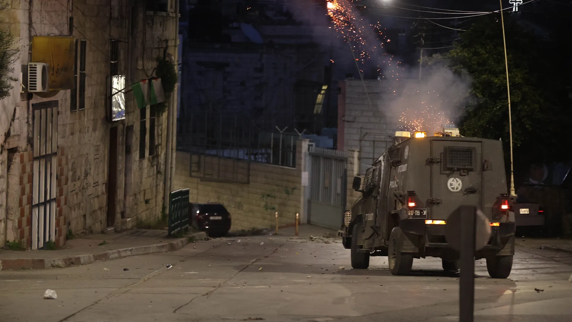 قوات الاحتلال تعتقل 9 فلسطينيين وتداهم منازل في الخليل
