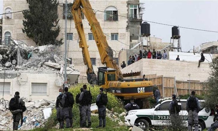 قوات الاحتلال تهدم منشآت فلسطينية في القدس ورام الله والخليل