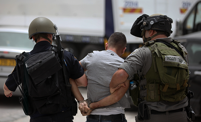 قوات الاحتلال تعتقل 15 فلسطينياً من محافظة الخليل