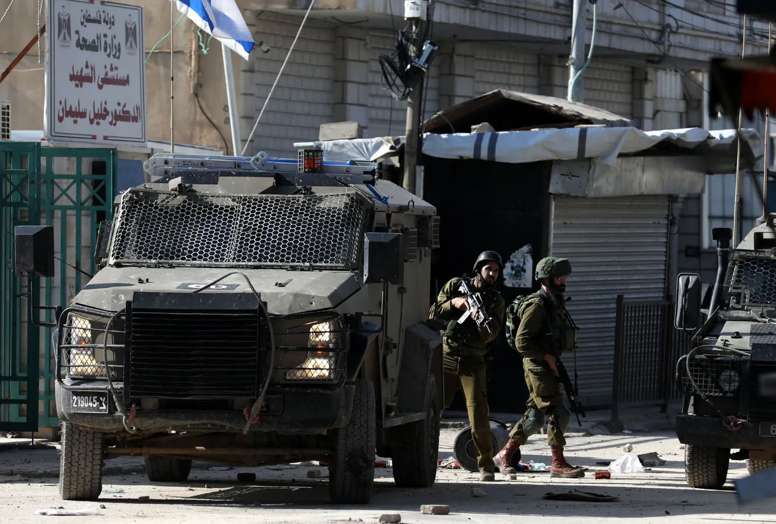قوات الاحتلال تقتحم مدرسة في قرية العقبة بطوباس وتنزّل العلم الفلسطيني