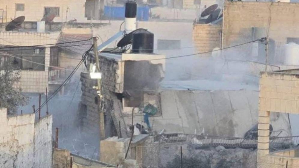 قوات الاحتلال تفجر منزل عائلة شهيد مقدسي في بلدة الرام
