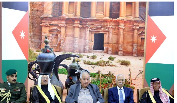 العيسوي ينقل للوزير الأسبق ارشيدات تمنيات الملك وولي العهد له بالشفاء