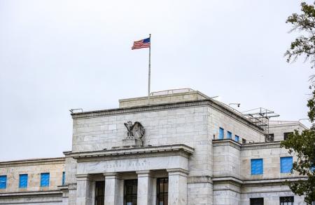 الفيدرالي الأميركي يبقي على أسعار الفائدة دون تغيير
