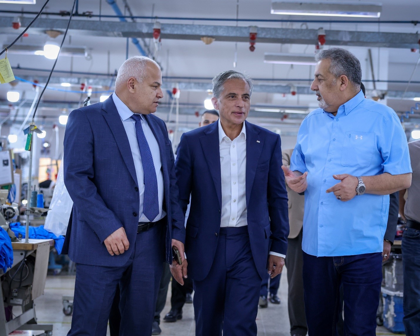 رئيس الوزراء يزور مصنع "العرين" لصناعة الالبسة ويوجه بتزويده بالطاقة الشمسية