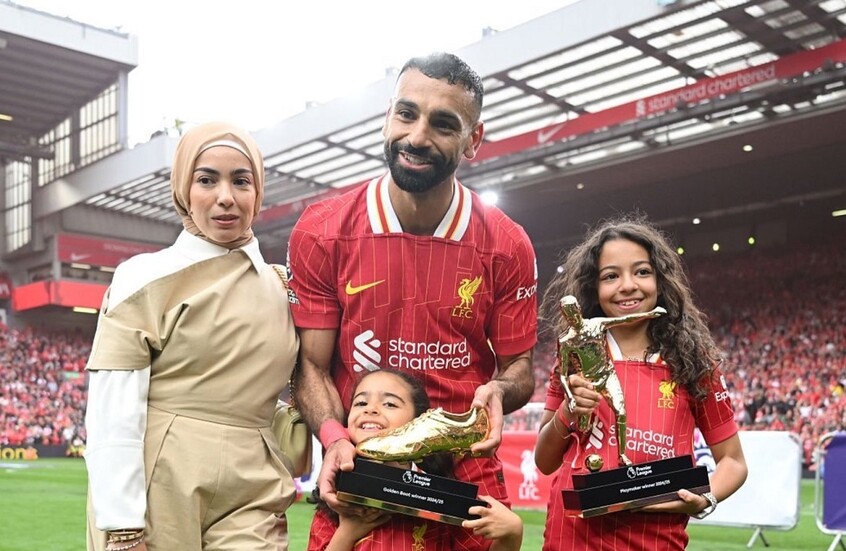 محمد صلاح يحتفل مع عائلته بجوائزه