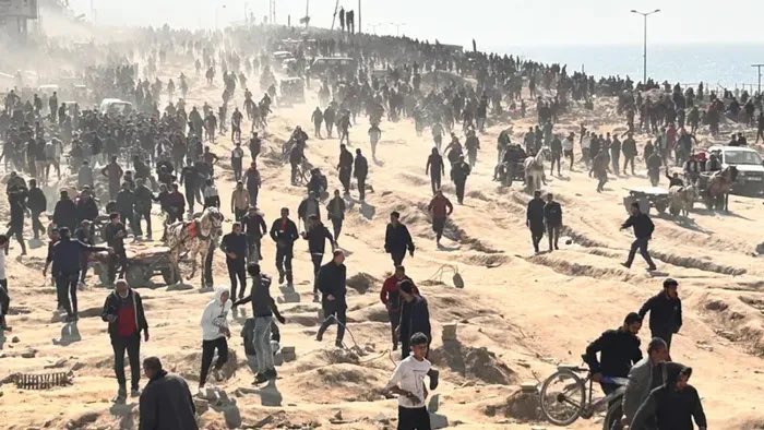 300 شخصية في غزة تطالب بوقف فوري لنقاط توزيع المساعدات الأميركية