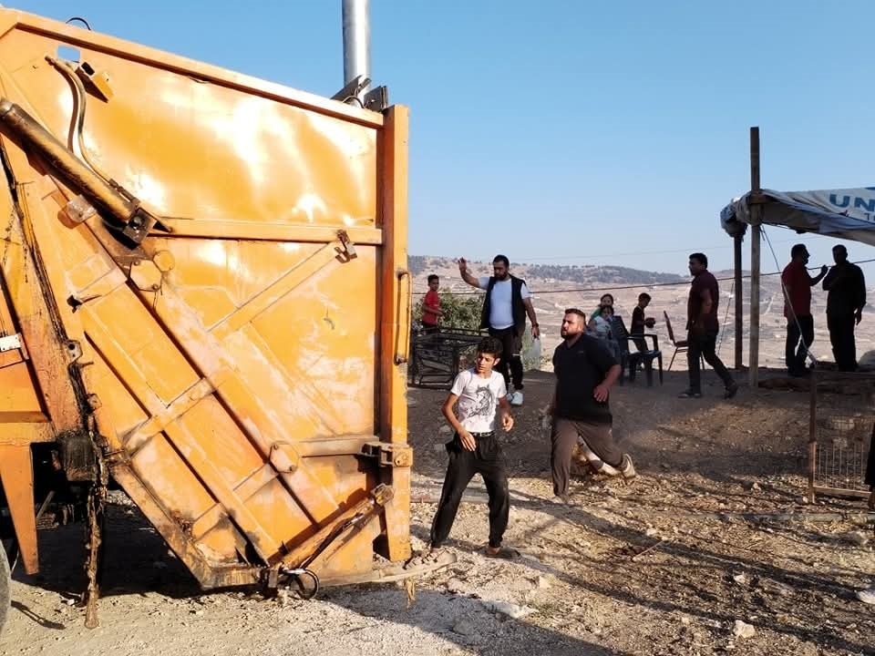 بلدية جرش تواصل إزالة مخلفات الذبح في الحظائر