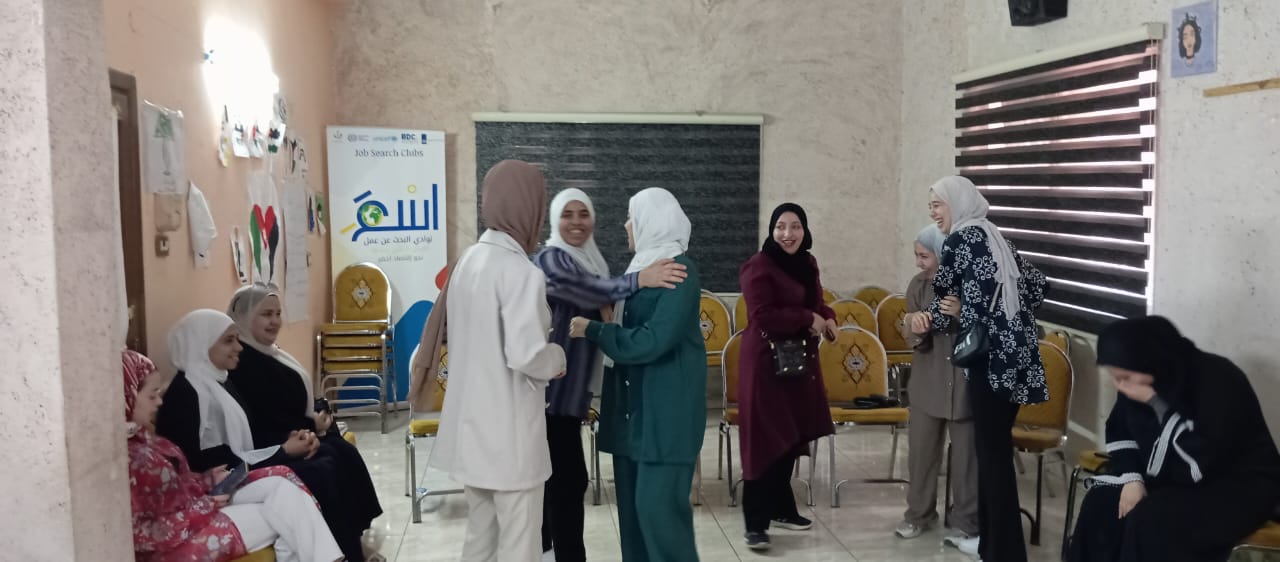 اختتام دورة "نادي البحث عن عمل" في مركز شابات جرش