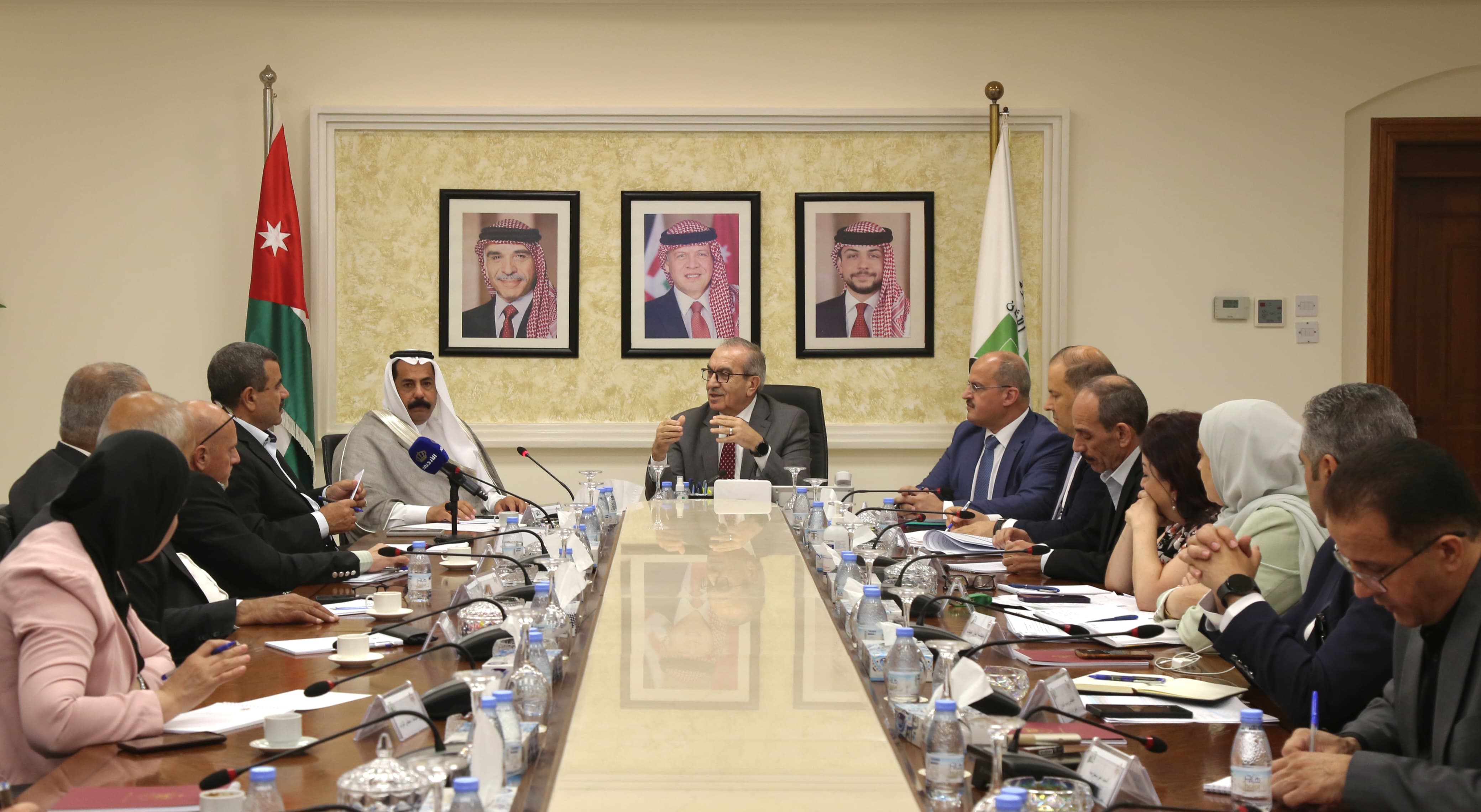 لجنة الخدمات والنقل النيابية تطلع على عمل وزارة الأشغال العامة والإسكان