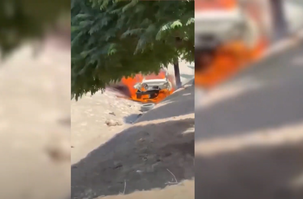 إخماد حريق اندلع في مركبة على طريق المطار.. فيديو