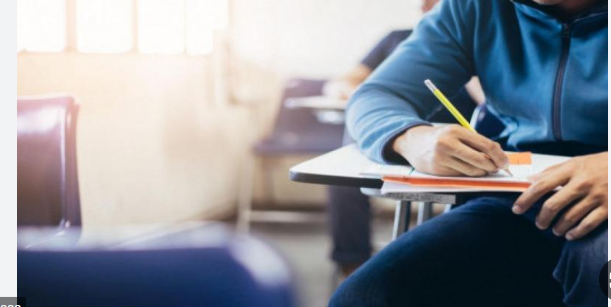 طلبة التوجيهي يواصلون التقدم لامتحان الثانوية العامة