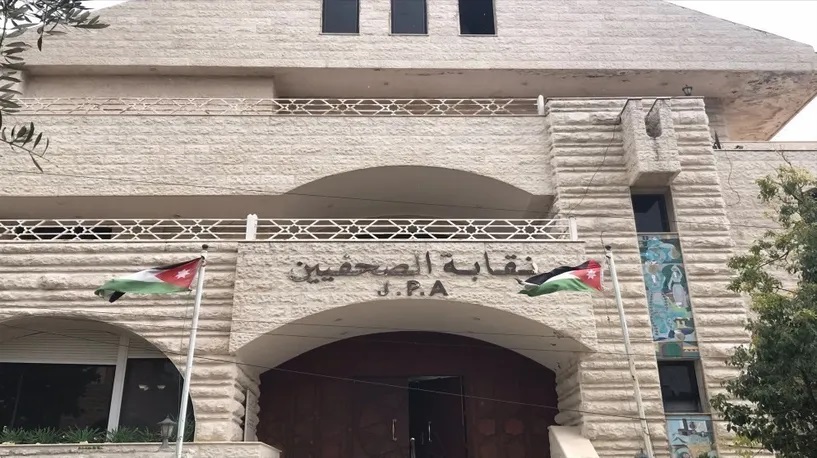 الصحافة في مرمى الاستهداف.. والحباشنة من سرير المشفى: "تضامنوا.. فالمهنة في خطر"