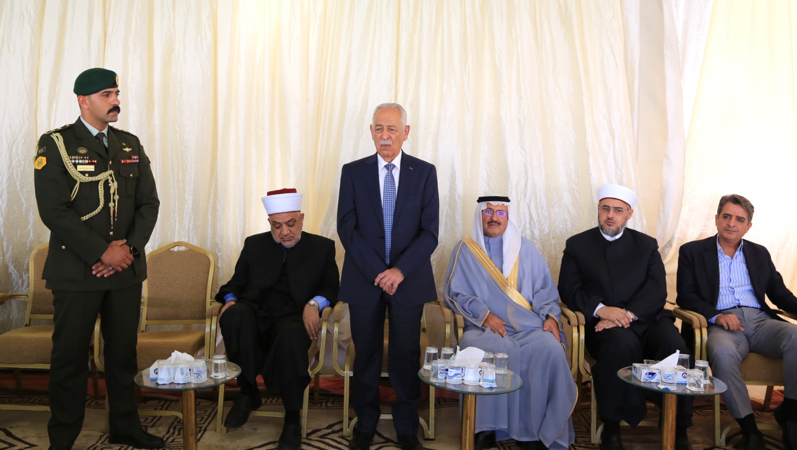 مندوبا عن الملك وولي العهد.. العيسوي يعزي بوفاة النائب الأسبق الشهوان