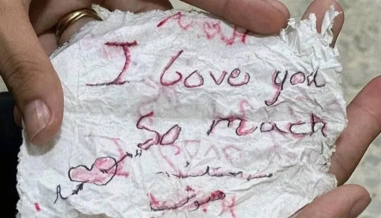 "أحبك كثيراً".. رسالة وداع على منديل ورقي في جيب شهيد من غزة!