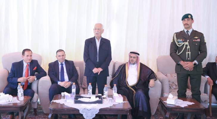 مندوبا عن الملك وولي العهد.. العيسوي يعزي عشيرتي الصرايرة والمومني