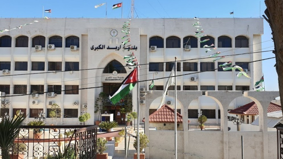 بلدية إربد تنفي مسؤوليتها عن شاخصة مرورية تسببت بإصابة مواطن