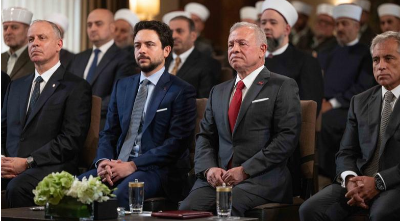 الملك ينشر مقطعًا من قصيدة "المدحة النبوية"