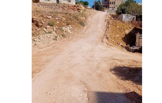 سكان حي الحمرا بجرش يطالبون استكمال أعمال تعبيد شارع الحي