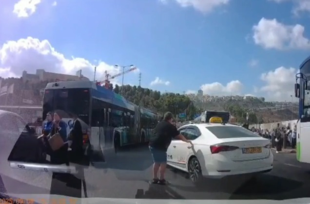 شاهد.. لحظة تنفيذ عملية القدس وفرار المستوطنين الإسرائيليين