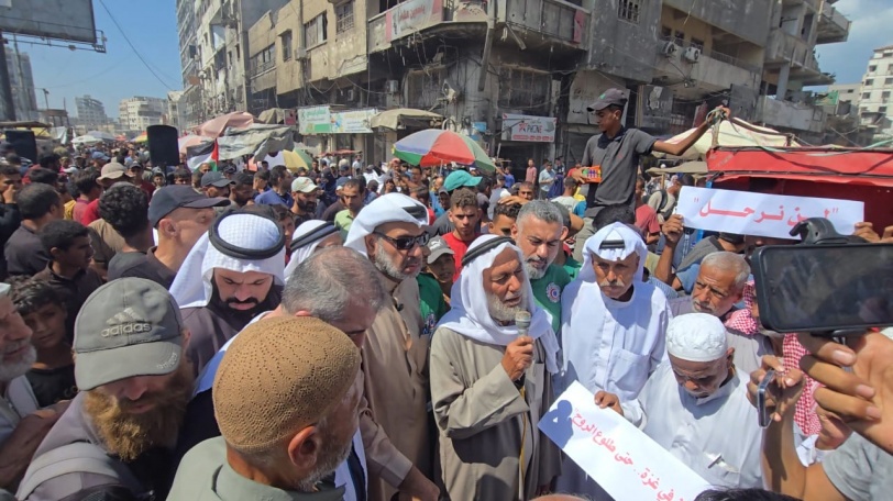 "مسيرة أكفان" في غزة رفضًا لخطط التهجير القسري (صور)