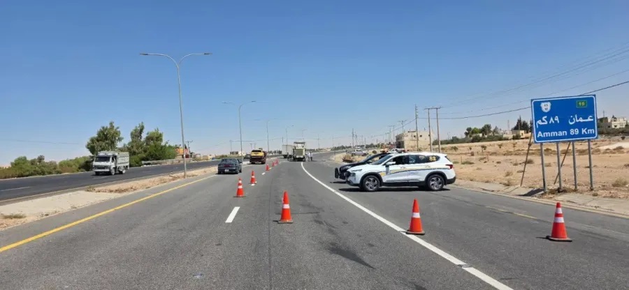 الدوريات الخارجية تنبه سالكي الطريق الصحراوي