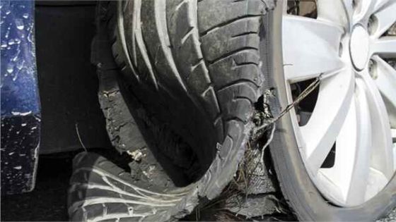 انفجار إطار شاحنة يؤدي لوفاة مرافق سائق على الطريق الصحراوي