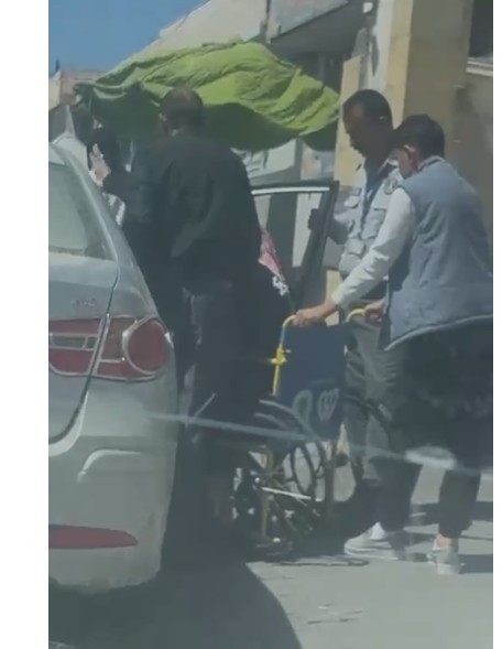 الإنسانية في أبسط صورها.. موظف حماية يقدم يد العون لمواطن مقعد- فيديو
