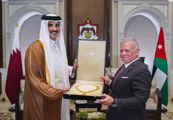 الملك يمنح أمير قطر قلادة الحسين بن علي