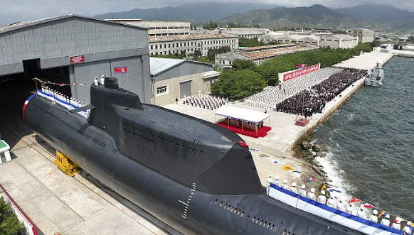 بيونغ يانغ تصنع "غواصة نووية تكتيكية هجومية" لتعزيز قواتها البحرية