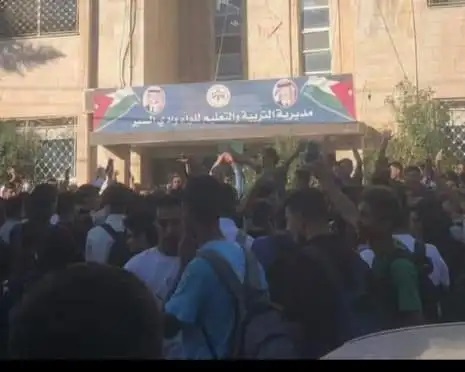 طلبة في عمّان يعتصمون للمطالبة بفصل زميل يروّج للشذوذ الجنسي.. وإجراءات بحقه