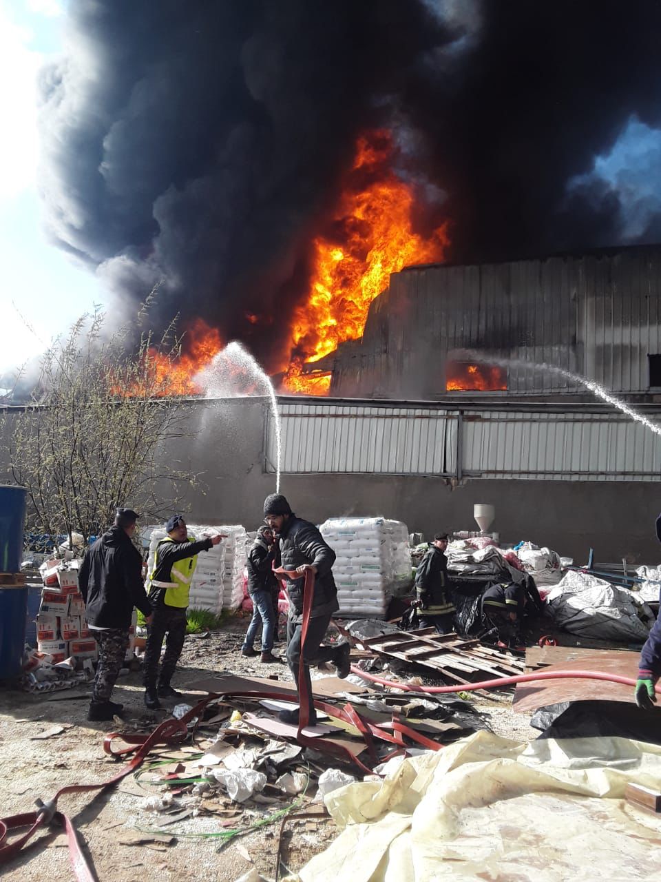 إصابتان إثر استنشاق الدخان بحريق مستودع بلاستيك داخل المدينة الصناعية بسحاب